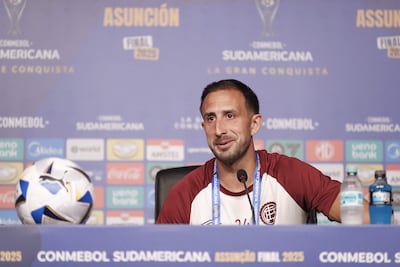 El jugador argentino de Lanús Carlos Izquierdoz habla durante una rueda de prensa este viernes, previo a la final de la Copa Sudamericana ante Atlético Mineiro, en Asunción (Paraguay).