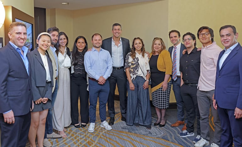 Fotografía de Santiago Peña y su comitiva, durante su recorrido por San Francisco, Estados Unidos. Se reunió con paraguayos que trabajan en dicho país, aportando al desarrollo del mundo tecnológico.