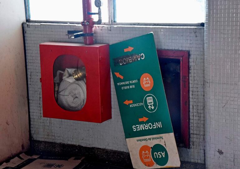 Otro reclamo tiene que ver con el estado y mantenimiento de sistemas de prevención contra incendios. En la imagen se ve a una de las bocas hidrantes tapadas por un cartel en desuso de la comuna. En varios puntos de la EBA ya no hay mangueras o están obstruidas.