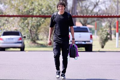 El delantero de Olimpia, Adrián Alcaraz llegando al Centro de Alto Rendimiento de Ypané para sumarse a la Albirroja de cara al último combo de las Eliminatorias Sudamericanas.