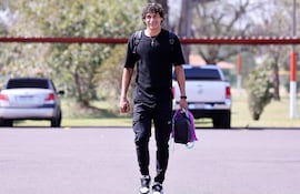 El delantero de Olimpia, Adrián Alcaraz llegando al Centro de Alto Rendimiento de Ypané para sumarse a la Albirroja de cara al último combo de las Eliminatorias Sudamericanas.