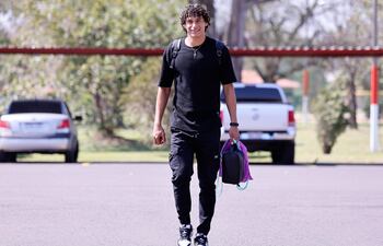 El delantero de Olimpia, Adrián Alcaraz llegando al Centro de Alto Rendimiento de Ypané para sumarse a la Albirroja de cara al último combo de las Eliminatorias Sudamericanas.