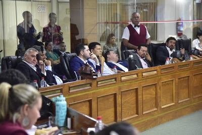 Concejales colorados preocupados durante la sesión ordinaria de hoy, mientras el edil Álvaro Grau (PPQ) mostraba pruebas de que las obras con bonos municipales no fueron realizadas por el intendente Óscar "Nenecho" Rodríguez. Ellos "debían" votar a favor, tras acuerdo con el intendente que es de su mismo movimiento.