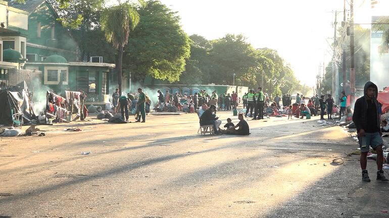 Indígenas cierran calle Artigas frente al Indi. 