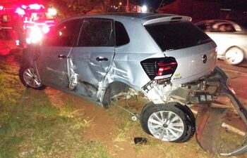 El automóvil Volkswagen, que tras el choque quedó con graves daños materiales.