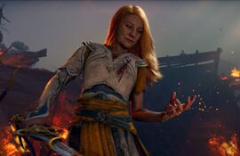 Mujer asistiendo al concierto de 'God of War: Laufey', rodeada de luces y un ambiente festivo.