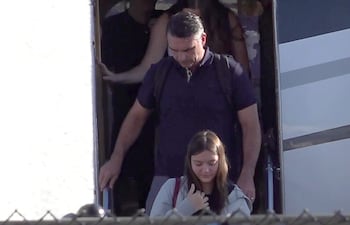 Captura de video que muestra al excandidato presidencial brasileño Flávio Bolsonaro llegando este miércoles al Aeropuerto Ejecutivo de Miami-Opa Locka en Miami (EE.UU.).