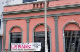 Pasacalles de protesta dedicado al ministro de Educación, Luis Ramírez, frente a la Unidad de Programas y Proyectos del MEC.