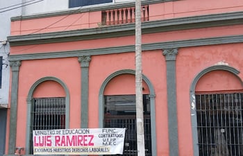 Pasacalles de protesta dedicado al ministro de Educación, Luis Ramírez, frente a la Unidad de Programas y Proyectos del MEC.