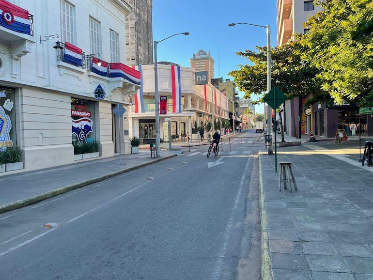 Calle comercial en Asunción decorada con banderas de Paraguay y cartel del club Cerro Porteño.