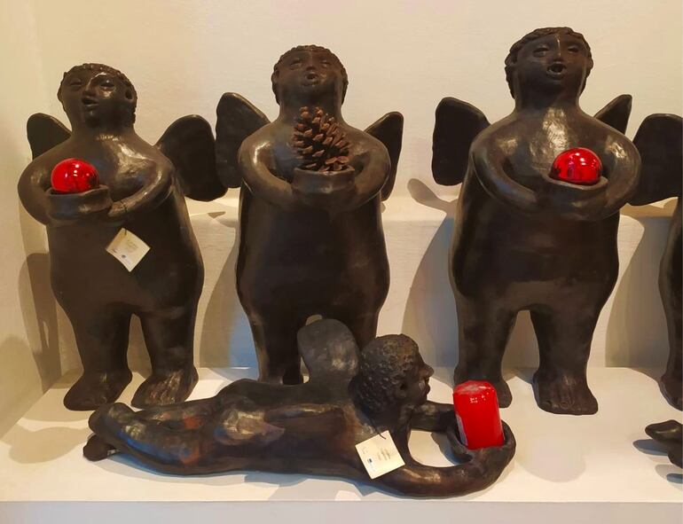 Obras de Carolina Noguera que son parte de la Feria Navideña del CCDL en Areguá.