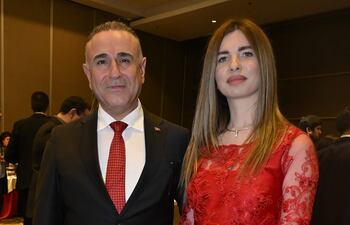 Yavuz Kül, embajador de Türkiye y su esposa, Hülga Kül.