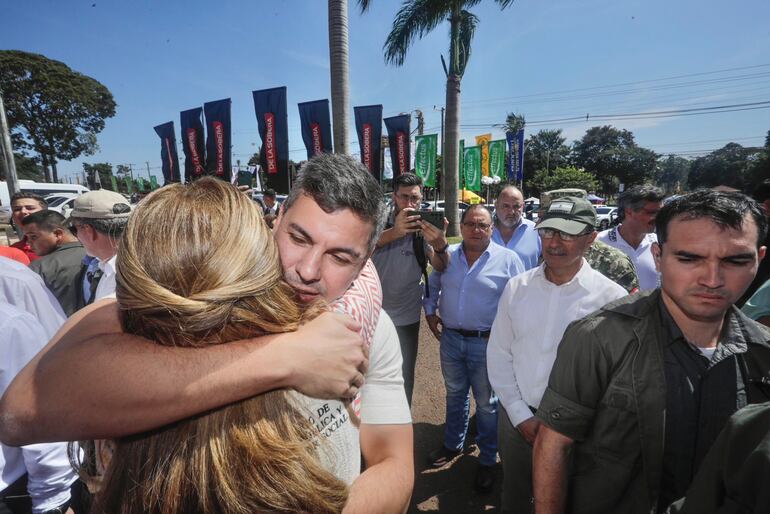 El presidente Santiago Peña y la ministra María Teresa Barán.