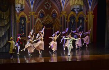 Alexander Volchkov (centro) compartiendo escenario con el Ballet Clásico de San Petersburgo.