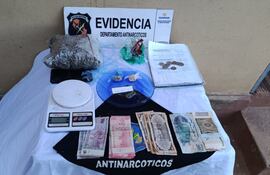 Evidencias de drogas incautadas durante el allanamiento.