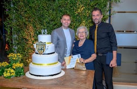 La socia vitalicia Orlinda Urbieta, con las principales autoridades de Recoleta, Luis Antonio Vidal (presidente) y José Félix Ortiz (vice).
