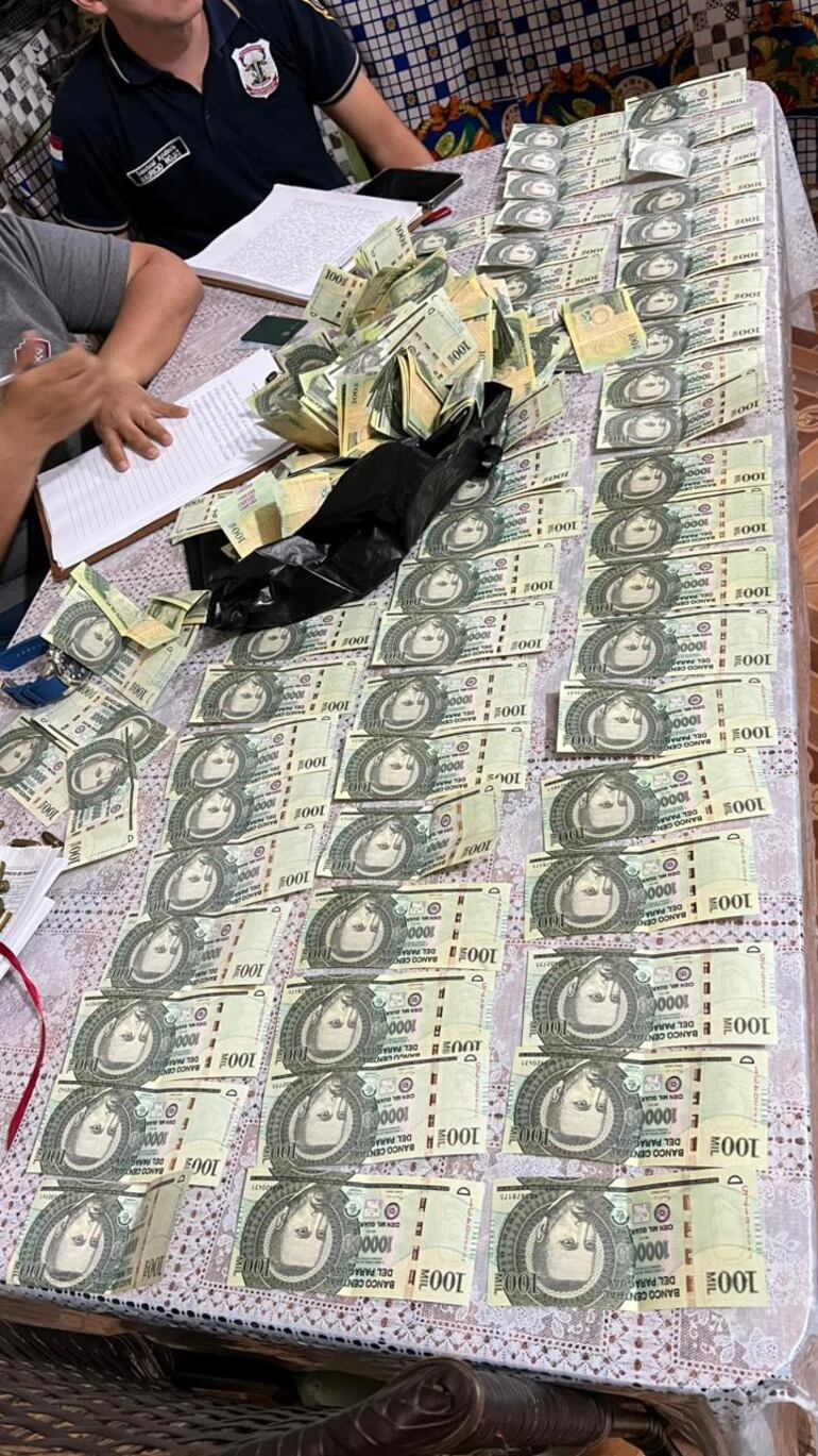 Millonario monto de dinero aparentemente falsos encontrado en el poder de los detenidos.