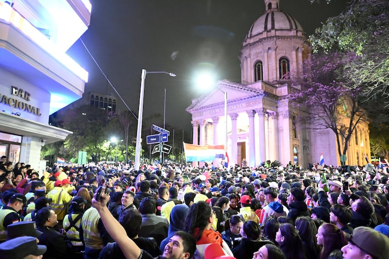 La gente acompañó el festejo sobre la Calle Palma, otro lugar emblemático.