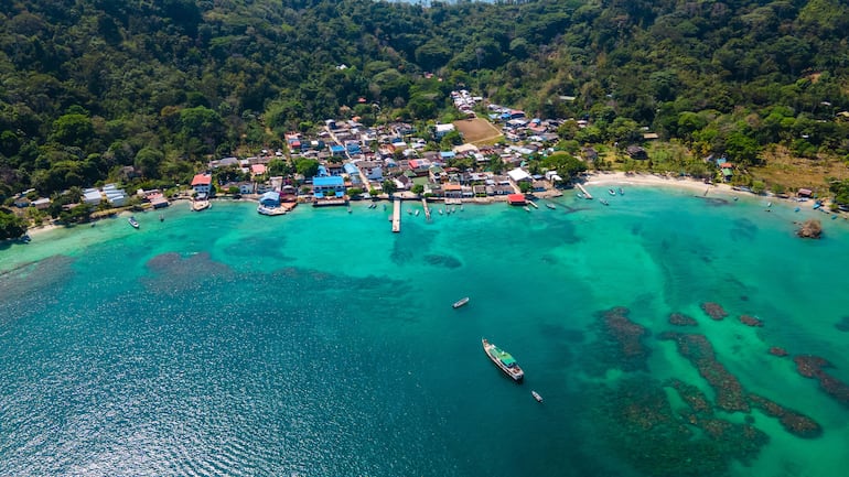 Vista aérea de la ciudad de Sapzurro,  Chocó, Colombia.