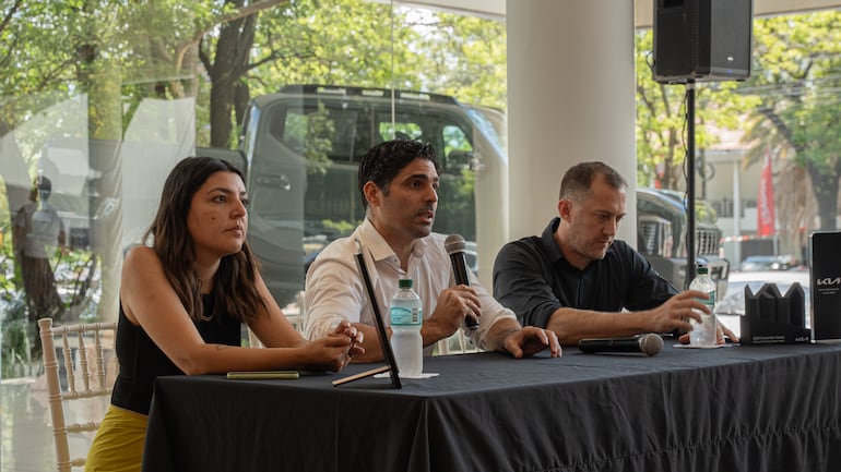 Daniela Mendoza, Sebastián Somoza y Emiliano Remonato destacaron los logros de Kia en 15 años de presencia en Paraguay.