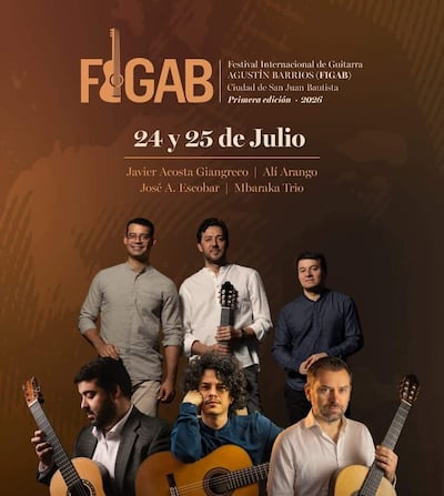 Seis hombres con guitarras en escena, tres de pie y tres sentados, algunos con expresiones pensativas en un ambiente de festival.