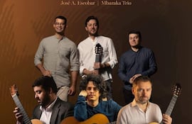Seis hombres con guitarras en escena, tres de pie y tres sentados, algunos con expresiones pensativas en un ambiente de festival.
