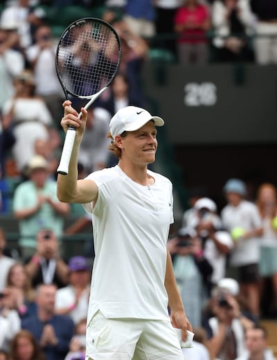 El italiano Jannik Sinner mide en semifinales a Novak Djokovic.