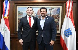 Juan José Arnold (ARN-FR) junto con el nuevo intendente, Luis Bello (ANR-HC).