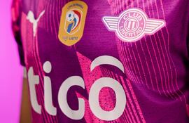 La nueva casaca de Libertad con los colores del Octubre rosa.