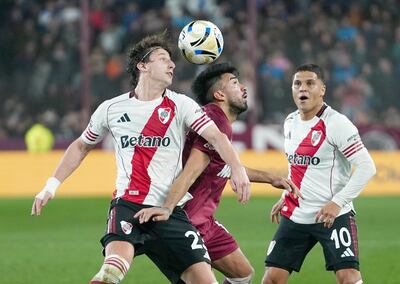 Matías Galarza y Marcelino Moreno, en acción, ante la mirada del colombiano Juanfer Quintero.