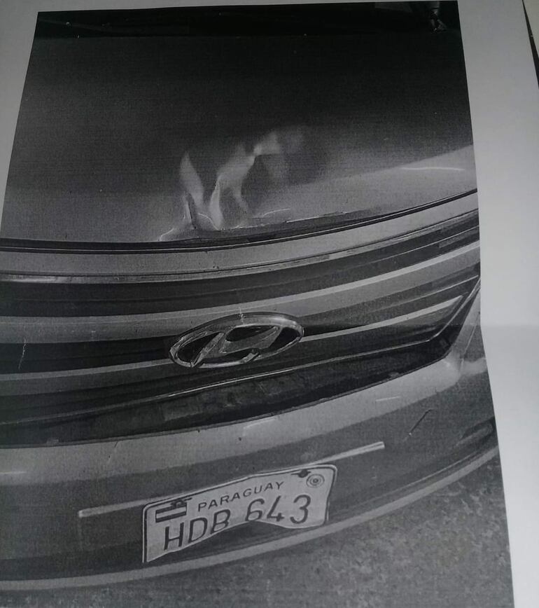 El vehículo de Ciudad Mujer que protagonizó un accidente solo con algunos daños leves, pero el otro rodado quedó muy dañado. El percance ocurrió en un semáforo de San Lorenzo.
