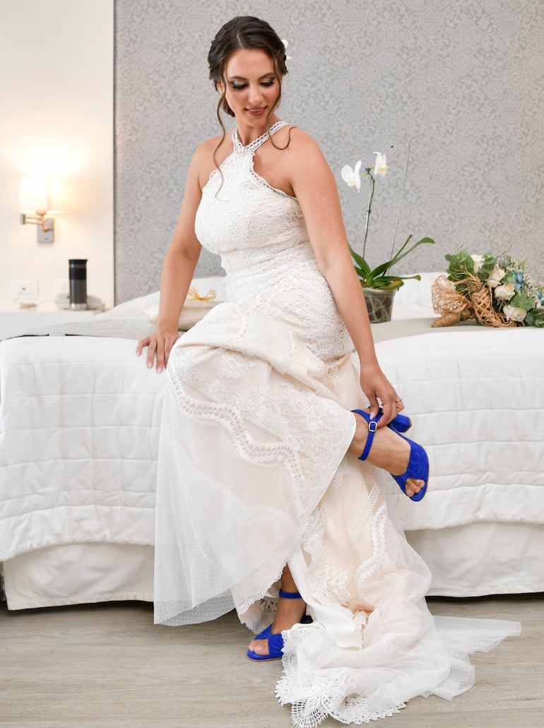 La novia lucio un vestido diseñado por Sarey con bordados, de estilo romántico. En el cabello llevó un arreglo con orquídeas naturales. El ramo fue armado por Myrian Doldán, quien también decoró la celebración.