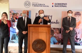 El viceministro de Rectoría y Vigilancia de la Salud, Julio Rolón, con el director administrativo de Tesãi, Fernando Bittinger (a su derecha) y el director de Insumos Estratégicos, Nery Rodríguez.