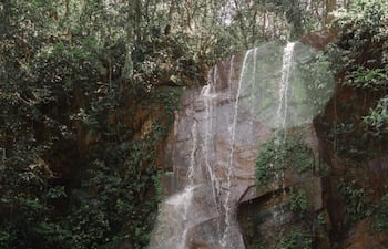 Los visitantes pueden disfrutar de la cascada que ofrece Cabaña Lago Tupí.