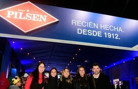 Solange Rojas, Anja Alonso, Sofía Giudici, Ylenia Peralta y Hugo Alonso en el stand de Cervepar.