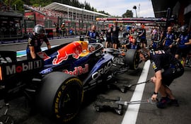 Max Verstappen, del Red Bull Racing, durante un pit stop en la FP1 de Spa-Francorchamps.