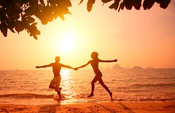 Lo importante es comprender la naturaleza del vínculo que se está formando y disfrutarlo mientras dure, o conversar y ver si ambos desean tratar de extender la relación más allá de la temporada.