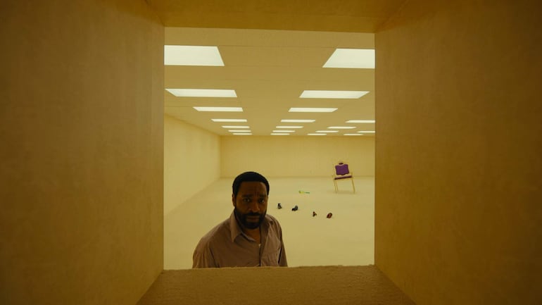 Chiwetel Ejiofor en una escena de "Backrooms".