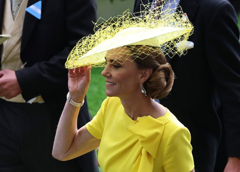 Kate Middleton apostó al "total look" amarillo en su regreso a Ascot - Gente