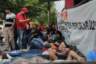 Unos 50 funcionarios del sistema de penitenciarías comenzó una huelga de hambre a las puertas del Ministerio de Justicia en Asunción, para exigir al Gobierno del presidente Santiago Peña la recontratación de sus compañeros despedidos, beneficios como seguro médico y mejoras salariales, hoy en Asunción (Paraguay). Los manifestantes, pertenecientes al Sindicato Nacional de Agentes Penitenciarios y Educativos del Paraguay (Sinapep), llegaron al capital paraguaya desde distintos lugares del país en busca de que el ministro de Justicia, Ángel Barchini, atienda sus reclamos. EFE/ Rubén Peña