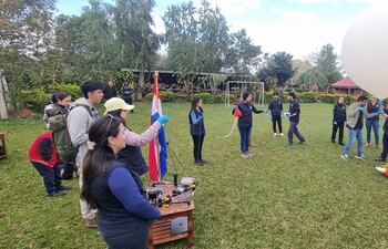 Estudiantes de la UNI lanzaron un globo estratosférico con yerba y microplásticos desde San Ignacio para estudios científicos.