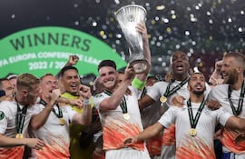 Declan Rice, capitán del West Ham, levanta el trofeo de la Conference League rodeado de sus compañeros