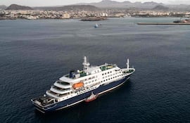 Esta vista aérea muestra al personal de salud abordando el crucero MV Hondius, mientras permanece detenido frente al puerto de Praia, la capital de Cabo Verde, el 6 de mayo de 2026.