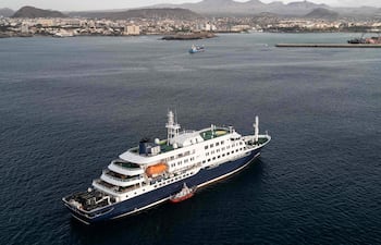 Esta vista aérea muestra al personal de salud abordando el crucero MV Hondius, mientras permanece detenido frente al puerto de Praia, la capital de Cabo Verde, el 6 de mayo de 2026.