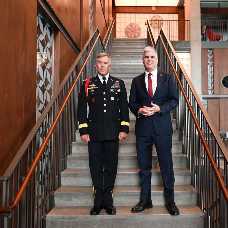 El Gral. Bryan P. Fenton, comandante del Comando de Operaciones Especiales (SOCOM) de los Estados Unidos de América y el embajador norteamericano Marc Ostfield, en la embajada de Estados Unidos en Paraguay.