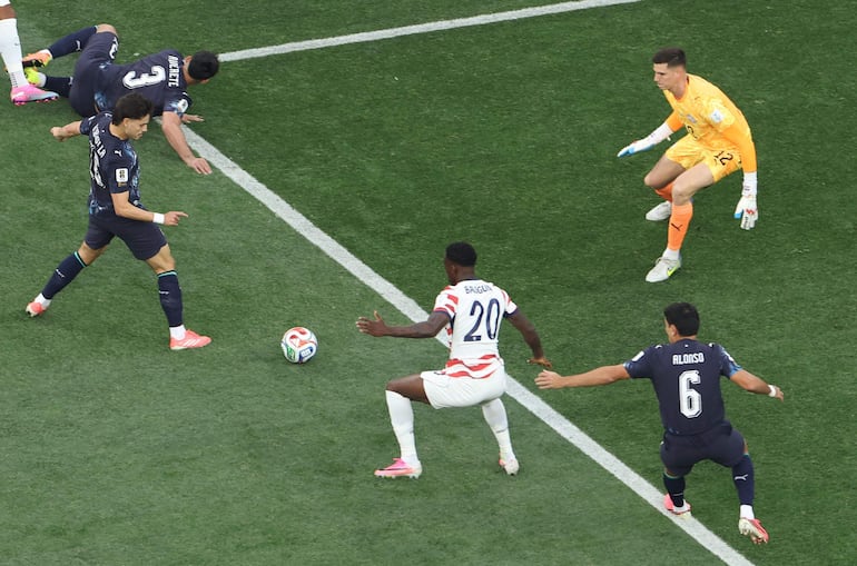 El centrocampista de Paraguay, Damián Bobadilla (der.), anota un gol en propia puerta durante el partido de fútbol del Grupo D de la Copa Mundial 2026 entre Estados Unidos y Paraguay en el Los Angeles Stadium en Inglewood.