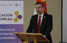 José Duarte Penayo, durante la presentación del informe "Acreditación de carreras de grado y trayectoria salarial del empleo formal en Paraguay", en el edificio de la Aneaes.