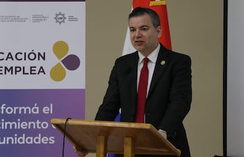 José Duarte Penayo, durante la presentación del informe "Acreditación de carreras de grado y trayectoria salarial del empleo formal en Paraguay", en el edificio de la Aneaes.
