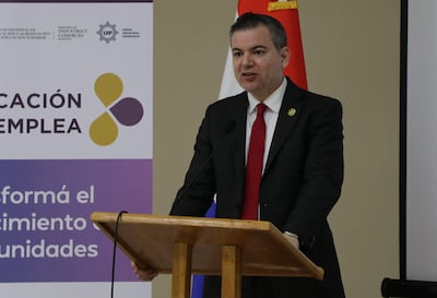 José Duarte Penayo, durante la presentación del informe "Acreditación de carreras de grado y trayectoria salarial del empleo formal en Paraguay", en el edificio de la Aneaes.
