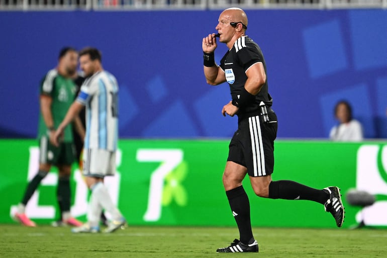 El árbitro polaco Szymon Marciniak gesticula durante el partido de fútbol del Grupo J de la Copa Mundial 2026 entre Argentina y Argelia en el Kansas City Stadium en Kansas City.